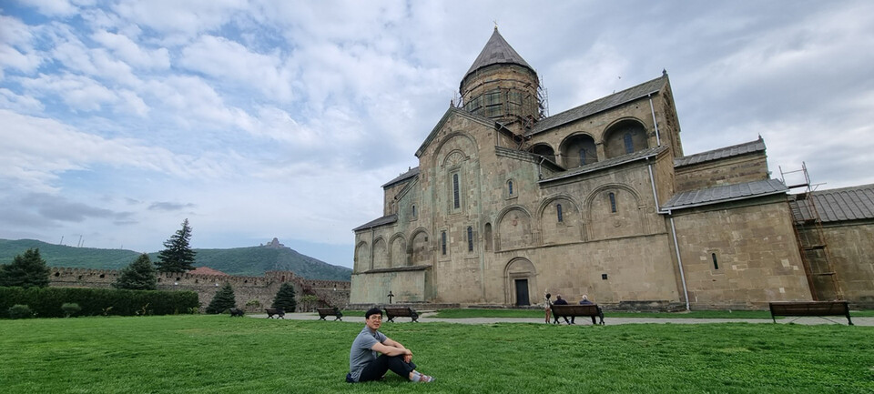 조지아 정교의 중심 '스베티츠호벨리 대성당'. 요새 같은 높은 담장을 둘렀으며 4세기 건립된 것으로 이베리아 왕국 최초의 성당이다. 이서원 제공