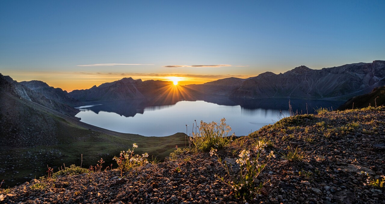 백두산 서파에서 바라본 천지와 일출. ⓒ이상원