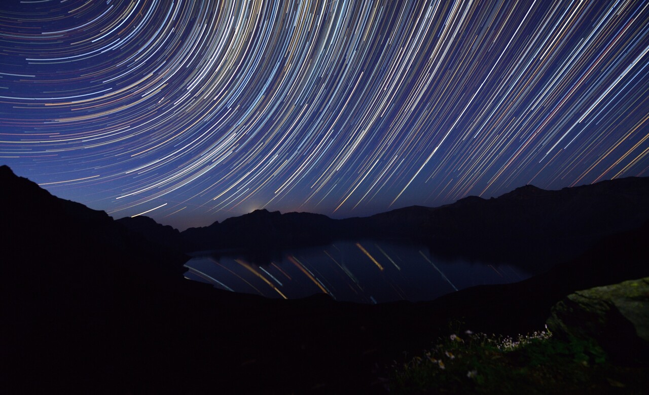 백두산 서파에서 촬영한 천지와 별 궤적. ⓒ이상원