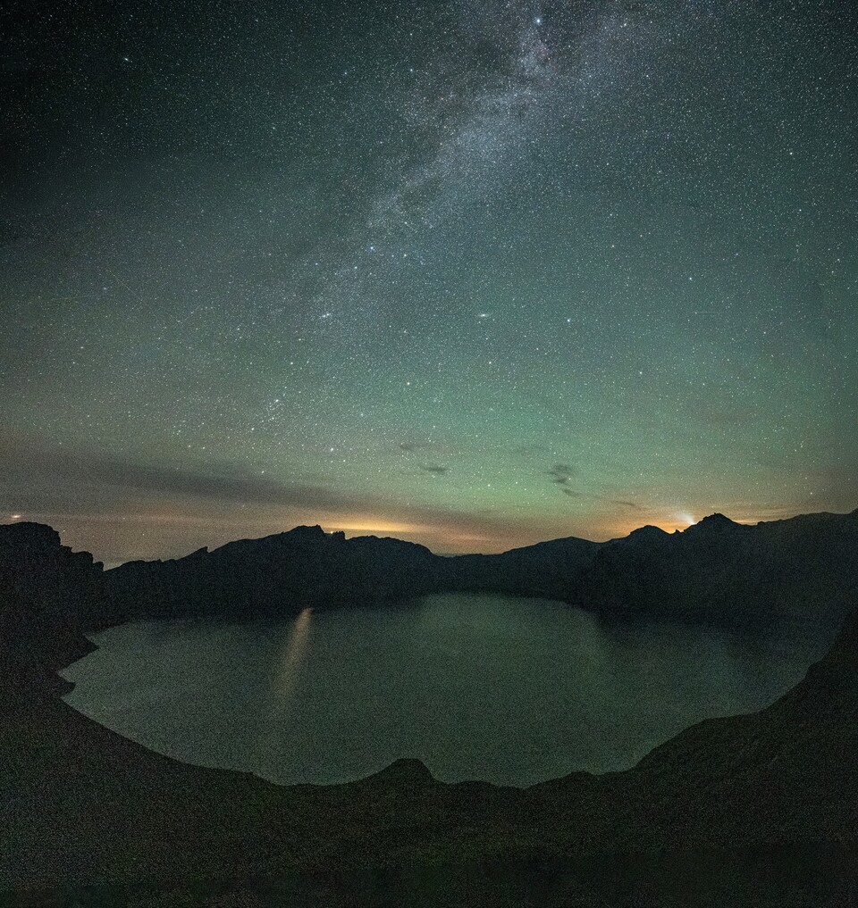 백두산 서파에서 바라본 천지와 은하수. ⓒ이상원