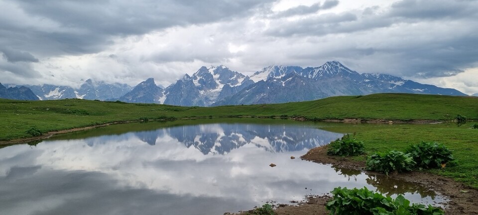 코룰디호수의반영.&nbsp;이서원 제공<br>