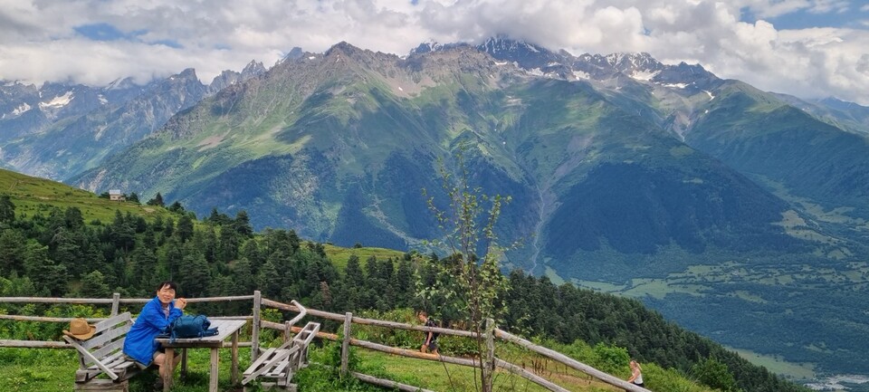우쉬바산을 배경으로 필자. 이서원 제공<br>