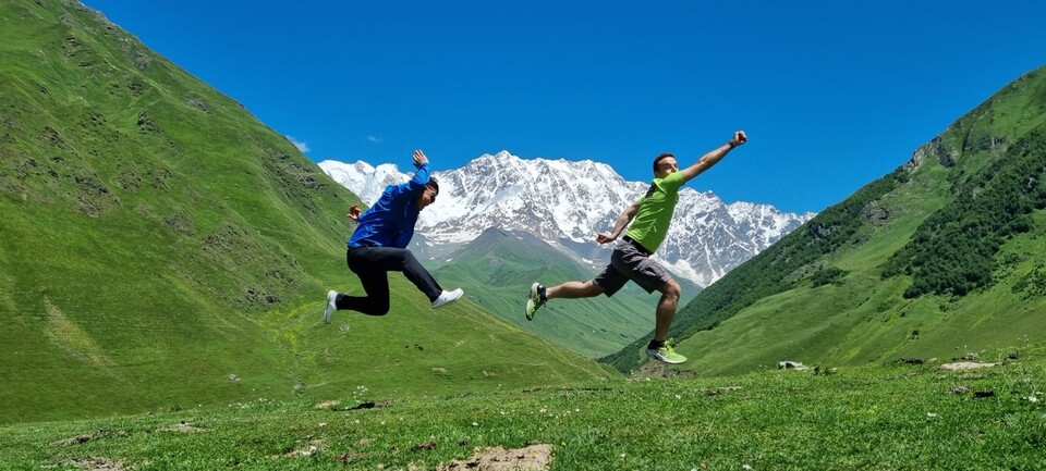 스페인에서 온 로버트와 오랜 친구처럼 쉬카라 산을 배경으로 힘차게 뛰어올라 점프 사진을 찍었다. 이서원 제공<br>