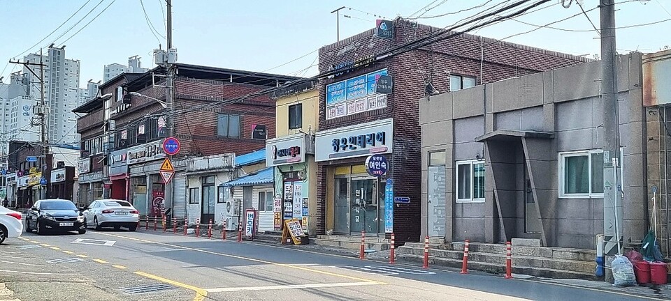 30년 전 이 덕하거리는 방석집들이 줄지어 있었다.