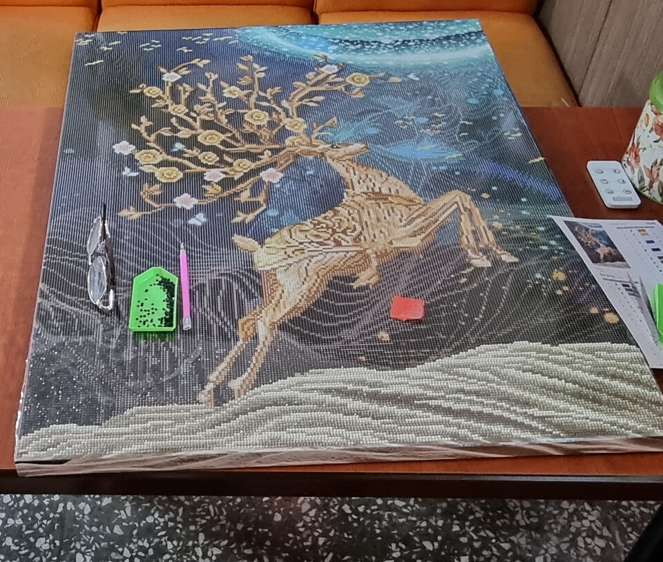 아씨다방 마담이 소일거리로 자수를 놓고 있다. 정은영 제공