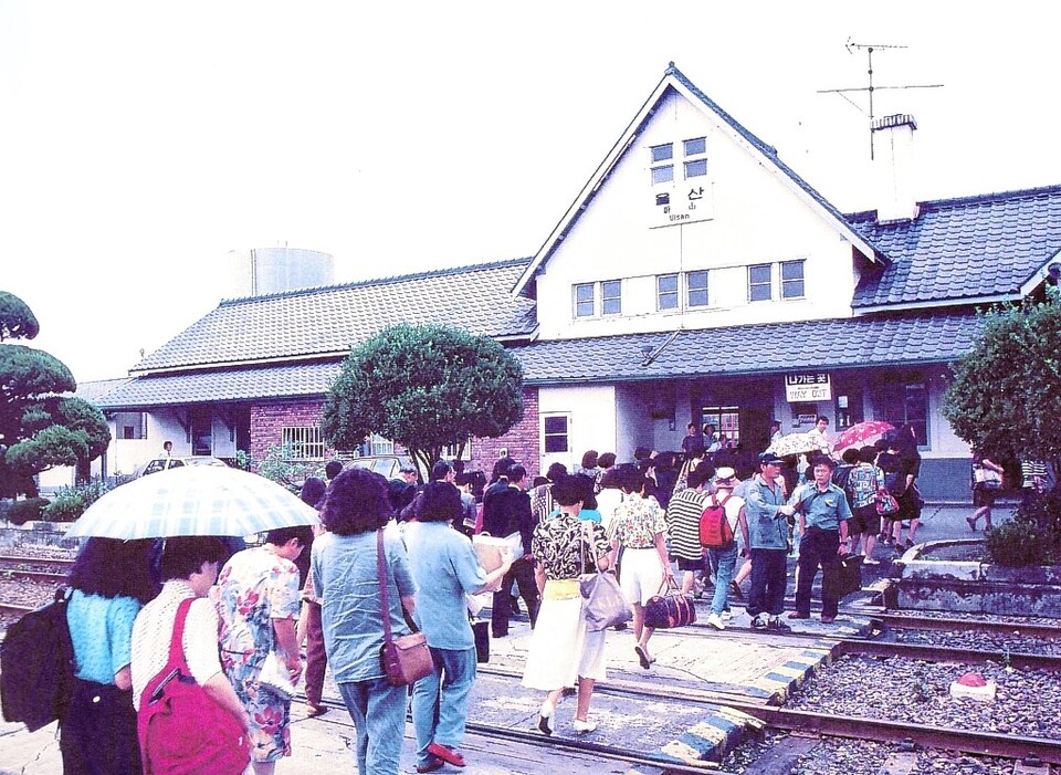 울산역에서 열차에서 내려 빠져나가는 승객들. 정은영 제공