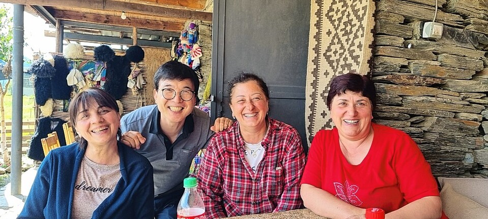 오랜 친구처럼 정겨웠던 오말로 숙소 주인 리아(왼쪽)와 친구들. 이서원 제공