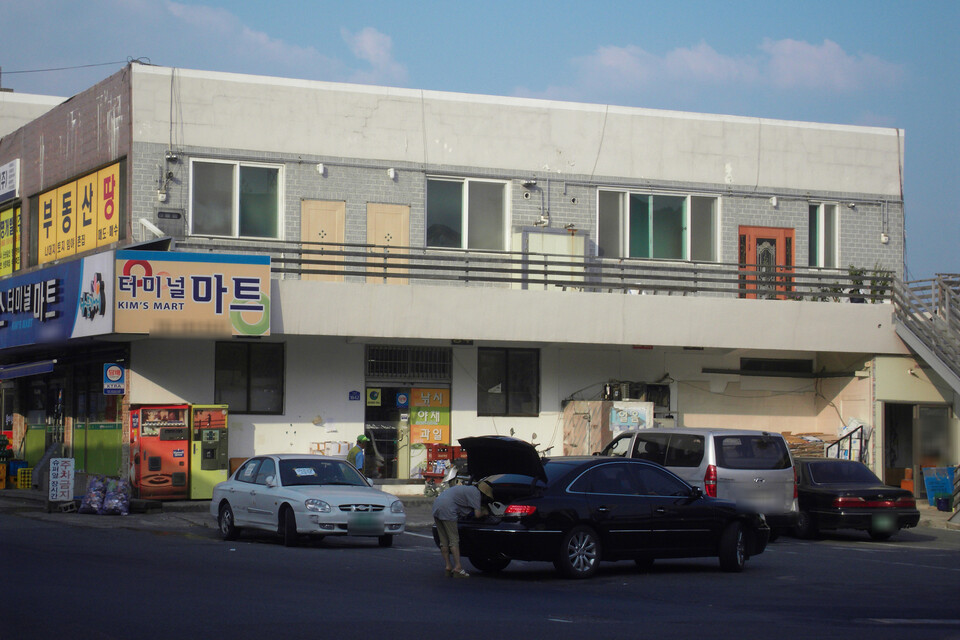 봉계시외버스 터미널. 사람들이 머물다 간 흔적이 곳곳에 묻어 있다. 정은영 제공