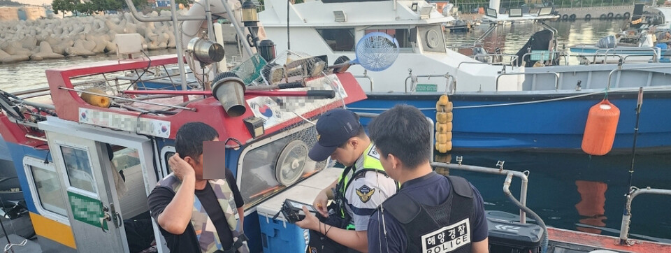 낚시 동호인들을 모집해 선원으로 위장해 영해 밖 원거리 낚시를 한 불법 낚시어선 및 선주 등이 해경에 붙잡혔다. 울산해양경찰서 제공