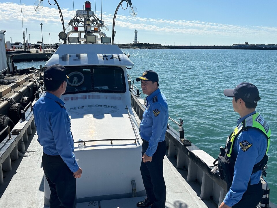 낚시 동호인들을 모집해 선원으로 위장해 영해 밖 원거리 낚시를 한 불법 낚시어선 및 선주 등이 해경에 붙잡혔다. 울산해양경찰서 제공