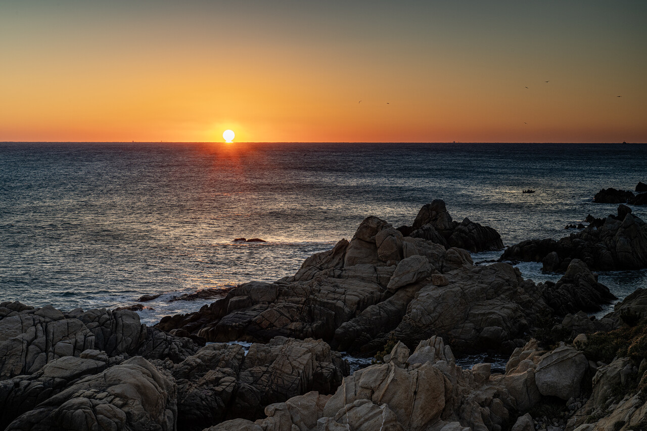 2025년 을사년 새해를 여는 태양이 수면 위로 떠올랐다. 1일 울산시 동구 대왕암에서 행운의 오메가(Ω)  일출을 만났다. ⓒ이상원