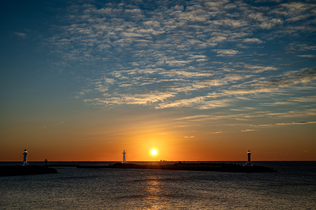 울산시 동구 방어진항의 슬도 등대의 해돋이 모습. 나란히 서 있는 3개의 등대가 아침 햇살에 빛난다 (2024.12.23). ⓒ이상원