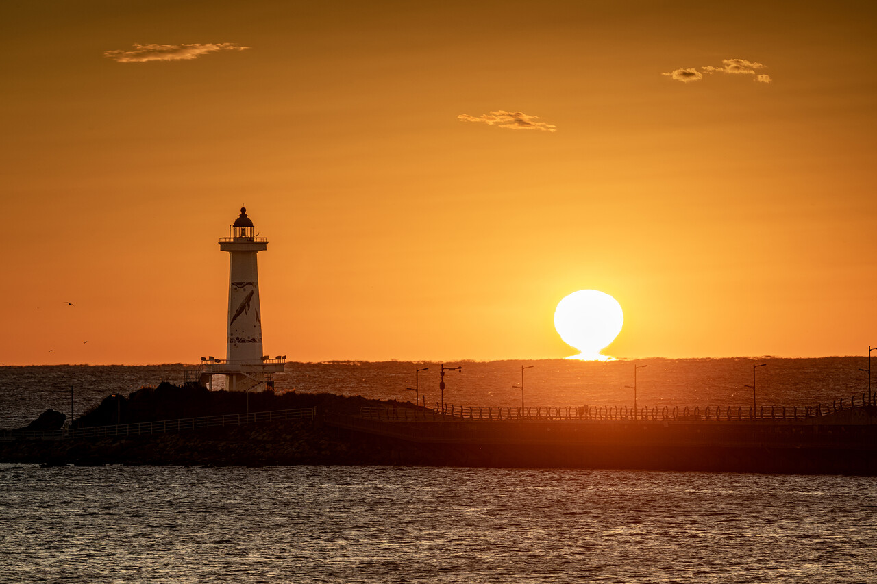 울산시 동구 방어진항 슬도 등대의 해돋이 모습. 행운의 오메가 일출을 만났다 (2024.12.23). ⓒ이상원