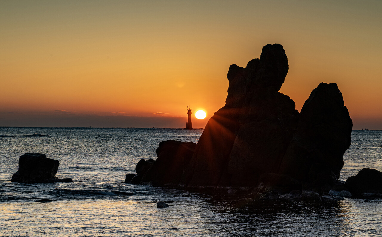 경북 포항시 장기 모포리 해변 일출. 썰물 때 바위 틈을 드나드는 파도의 장노출 촬영지로 유명해졌다 (2024.12.24).  ⓒ이상원
