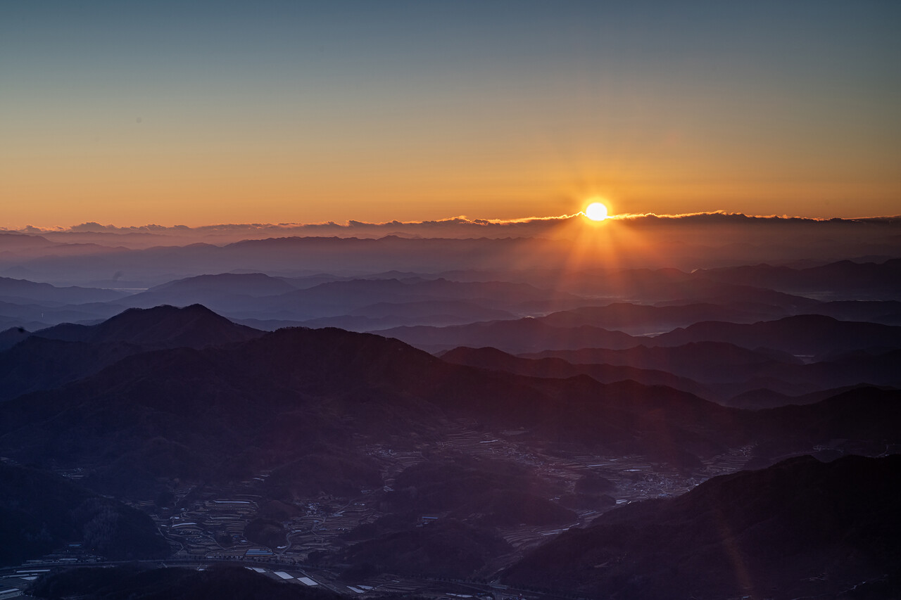 경남 합천군 오도산(해발 1,134m)에서 맞은 일출. 고려 창건주 왕건과 인연이 깊은 도선국사가 깨달음을 얻었다고 산 이름이 지어졌고, 운해가 유명하다 (2024.12.19). ⓒ이상원