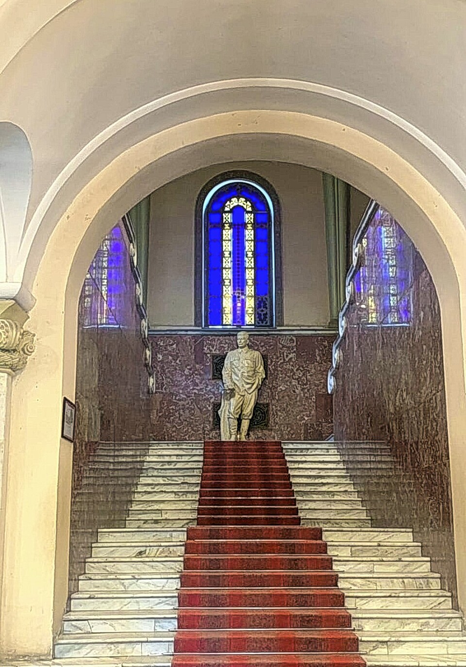 스탈린 동상 입구 계단에 붉은 양탄자가 깔려 있다.&nbsp;이서원 제공