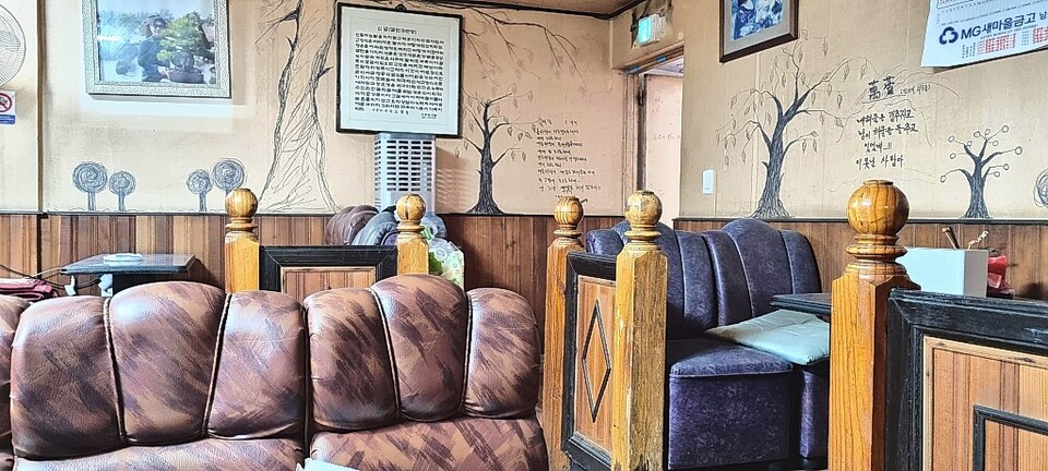 까치다방 실내는 벽마다 자리마다 추억이 남아있다.정은영 제공