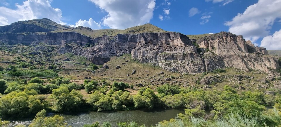 조지아의 남부의 아스핀자 근교 에루셸리산의 측면에 동굴을 내 만든 수도원 바르지아 전경. 이서원 제공