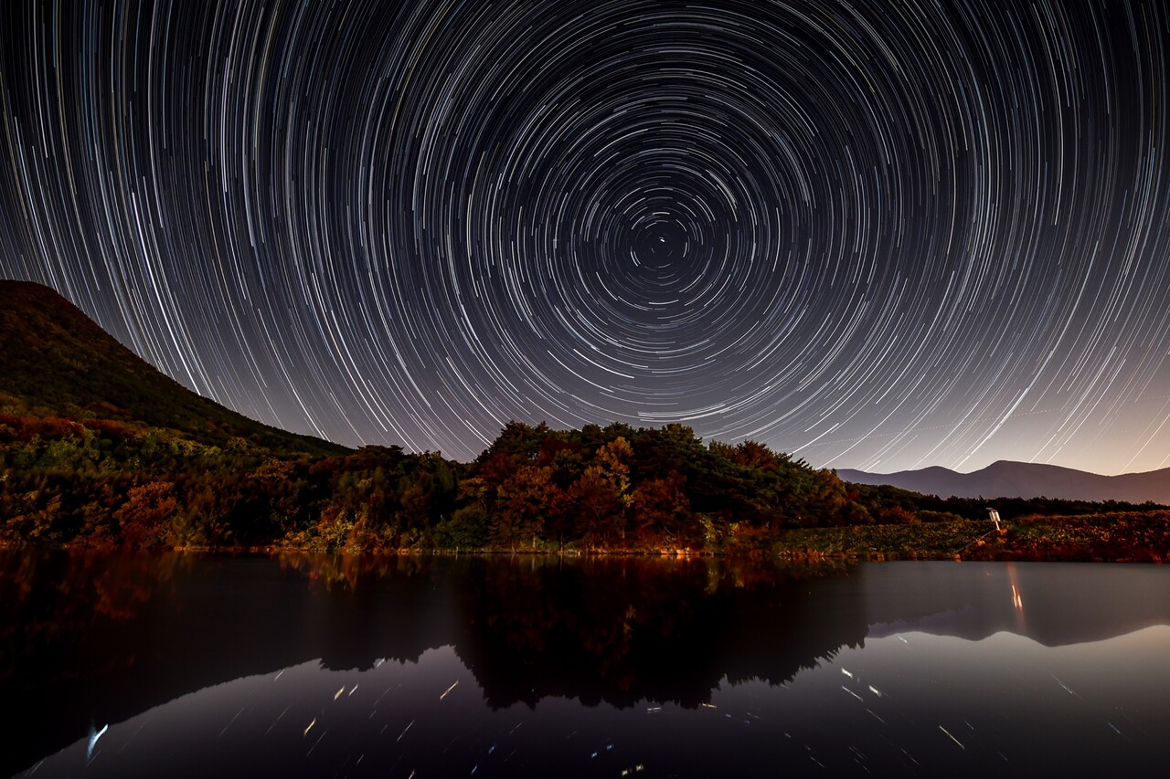 울산시 울주군 상북면 거리마을 지곡저수지의 가을밤 풍경과 별 궤적. ⓒ이상원