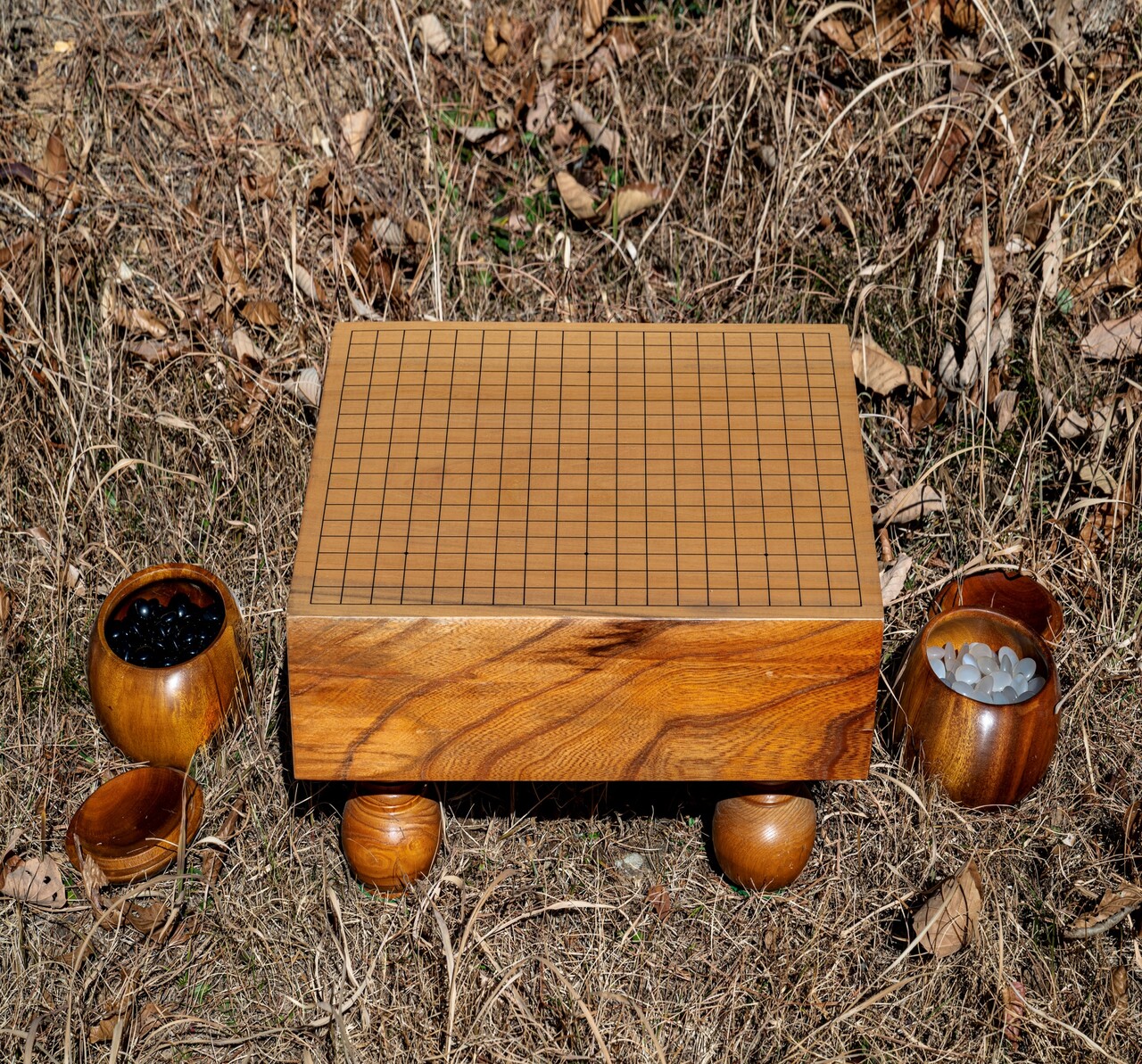 할아버지 산소 앞에 헌정한 느티나무 바둑판(가로 43.5cm, 세로 45.5cm, 무게 16kg). ⓒ이상원