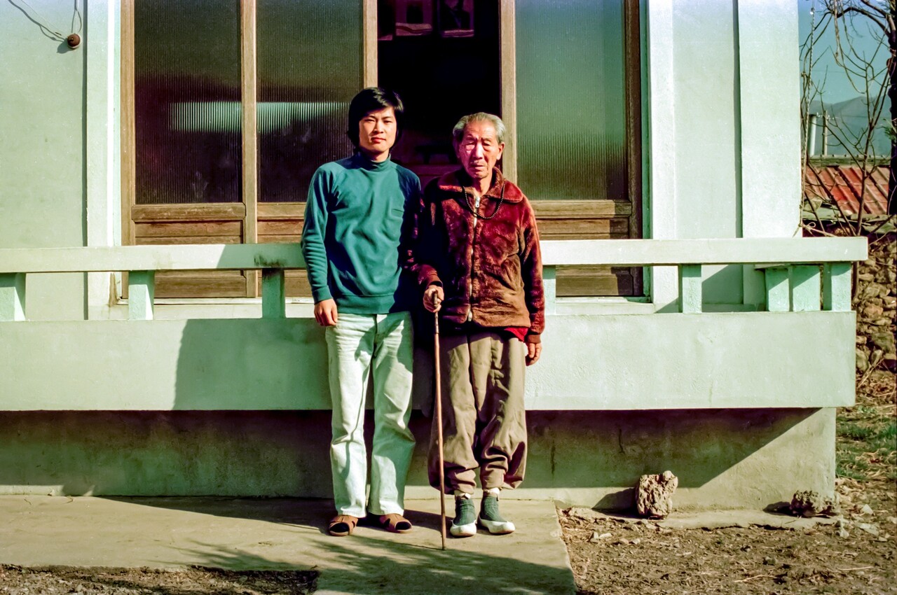 20대의 손자와 80대의 할아버지, 할아버지가 건립한 천도교 상북교당 앞에서. 이 건물을 천도교 측으로부터 매입하여 리모델링 후 현재 나의 거처로 사용 중이다. ⓒ이상원