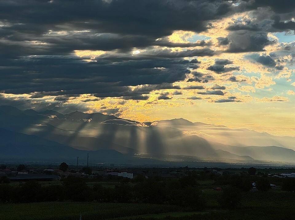 알라자니 평원으로 쏟아지는 아침 빛내림.