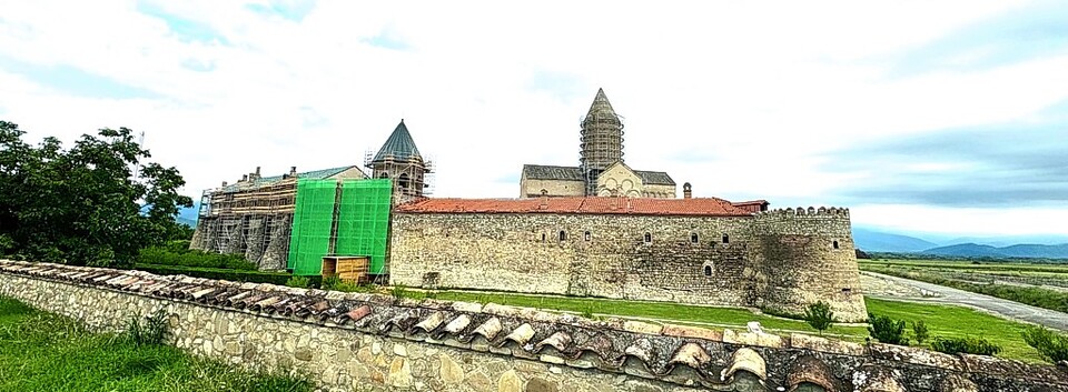 내외부 공사중인 알라베르디 대성당 전경.