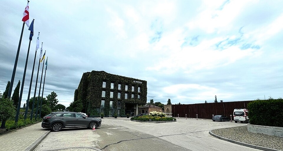 차브차바제 공원 내에 있는 화려한 호텔.