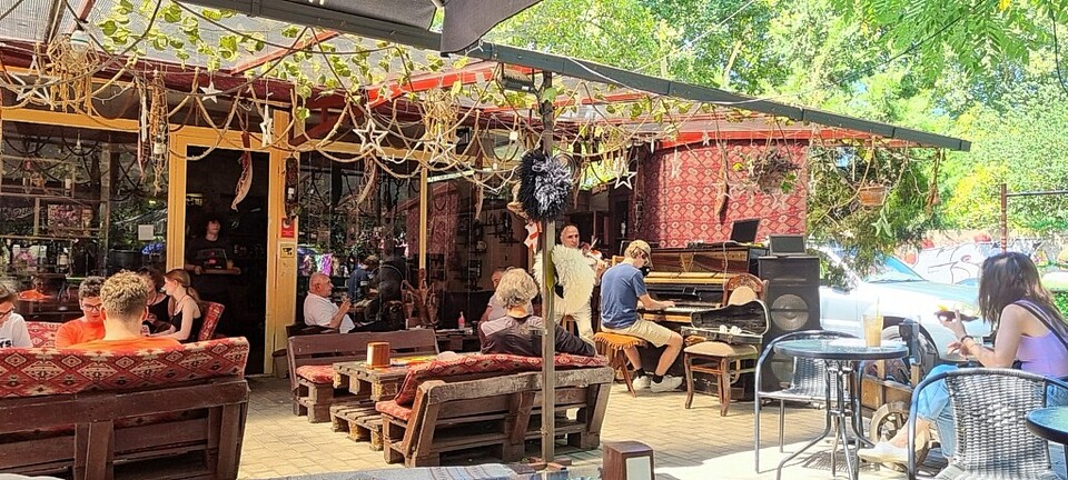 카페에서 연주하는 두 사람. 이서원 제공