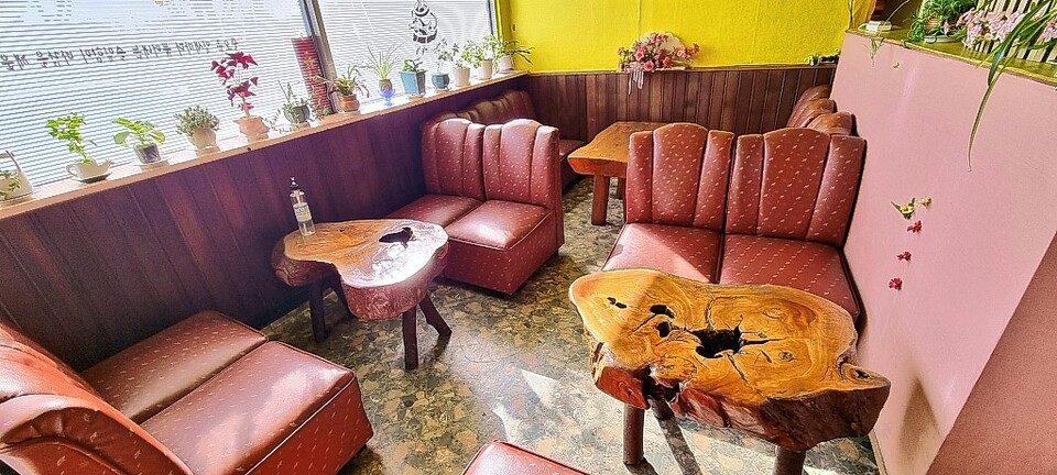 주인장이 13년전 옥다방을 인수하면서 새로 바꾼 탁자들. (2023년 11월) 정은영 제공