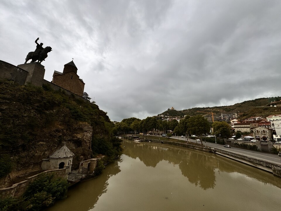 바흐탕고르가살리왕 동상과 메테히 교회. 이서원 제공