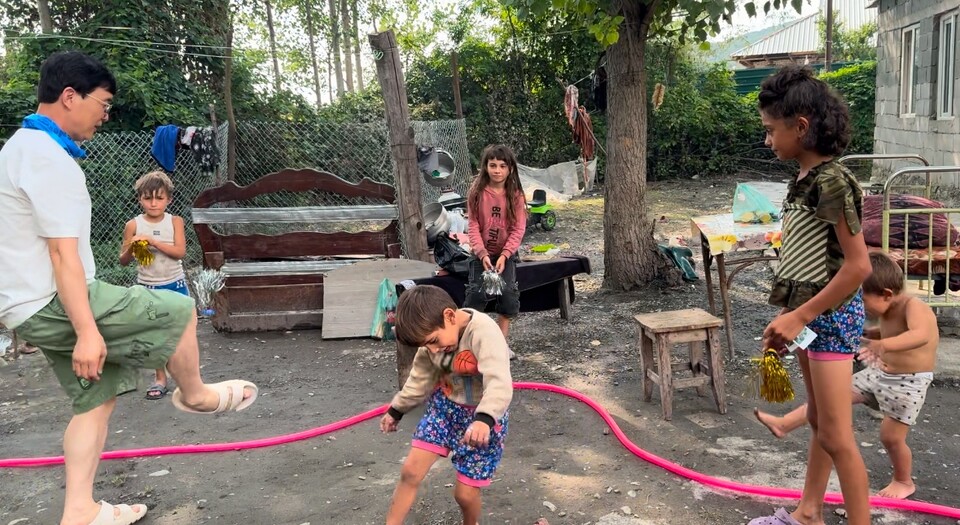 A 가정의 아이들과 함께한 제기차기 놀이. 이서원 제공