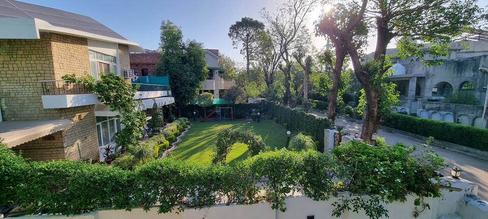 숙소의 아침 풍경. 오른쪽 앞 흰 건물이 모스크다. 이서원 제공