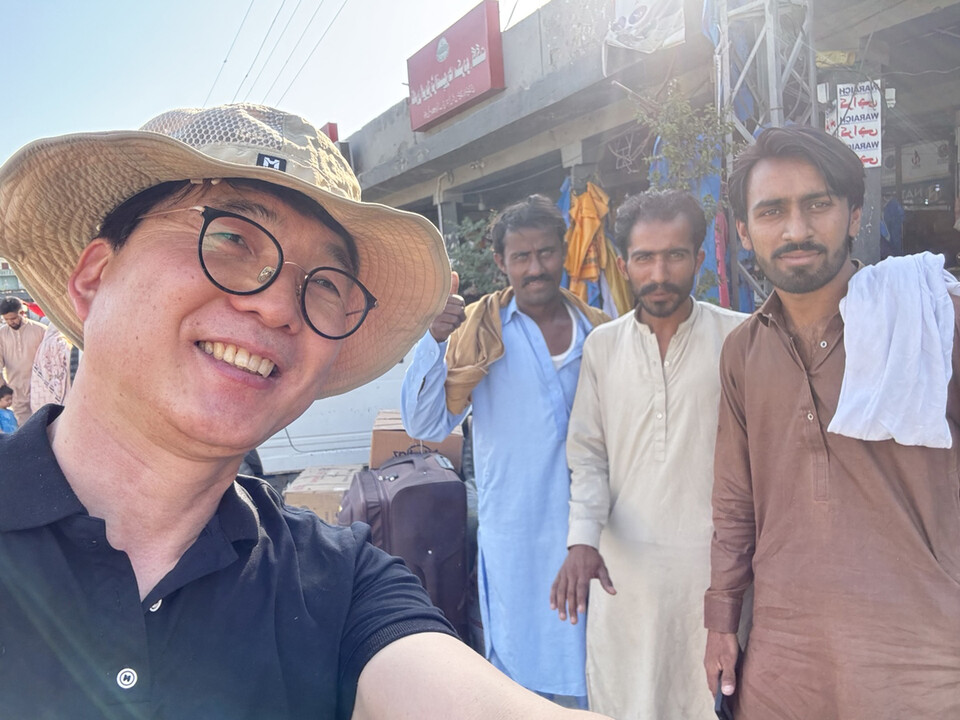 아침부터 사진을 찍자며 다가온 파키스탄 친구들. 이서원 제공