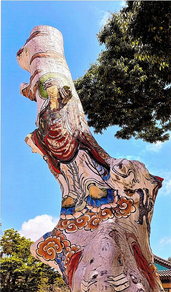 죽은 고목에 새겨진 관세음보살.&nbsp;정은영 제공