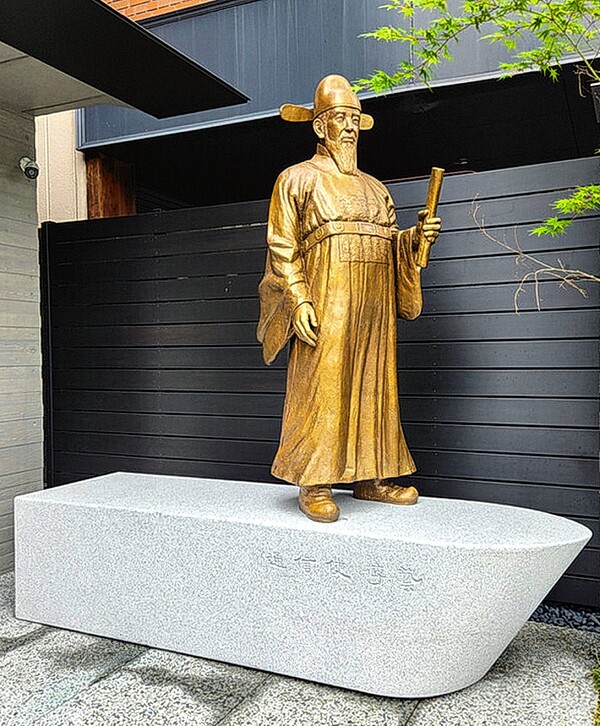 지난해 5월 일본 교토 대한민국 민단 교토부 본부(韓國民團 &nbsp;京都府本部) 건물 앞뜰에 설치된 '통신사 이예' 선생의 동상. 충숙공이예선생기념사업회 제공<br>