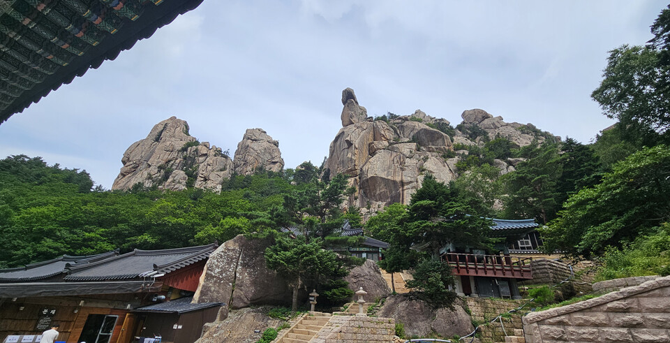 봉정암구 적멸보궁과 주변 산세.정은영 제공