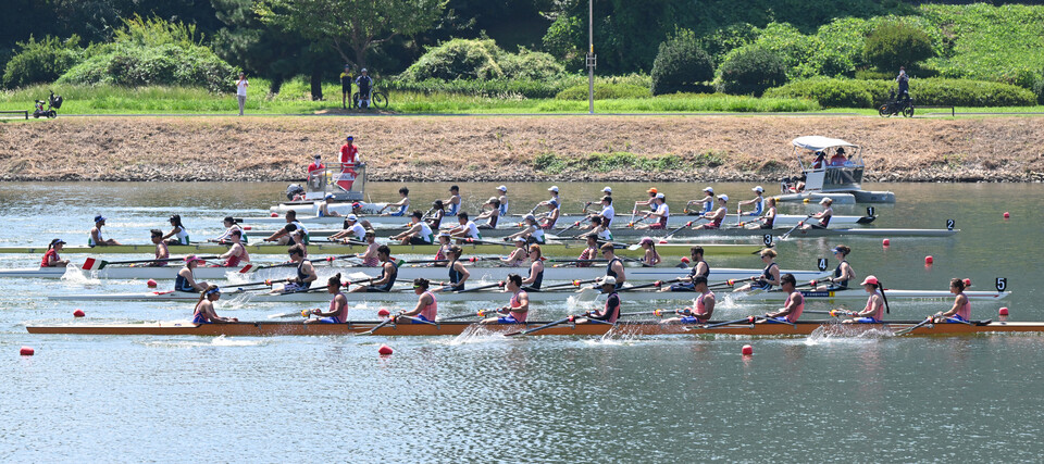 2025 울산 세계명문대학 조정 페스티벌 혼성 에이트 경기 장면, 태화강 800m 코스(태화교~번영교) - 울산신문 사진