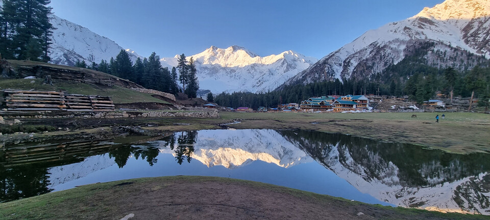 숲속의 요정 작은 연못에 투영된 낭가파르바트. 이서원 제공