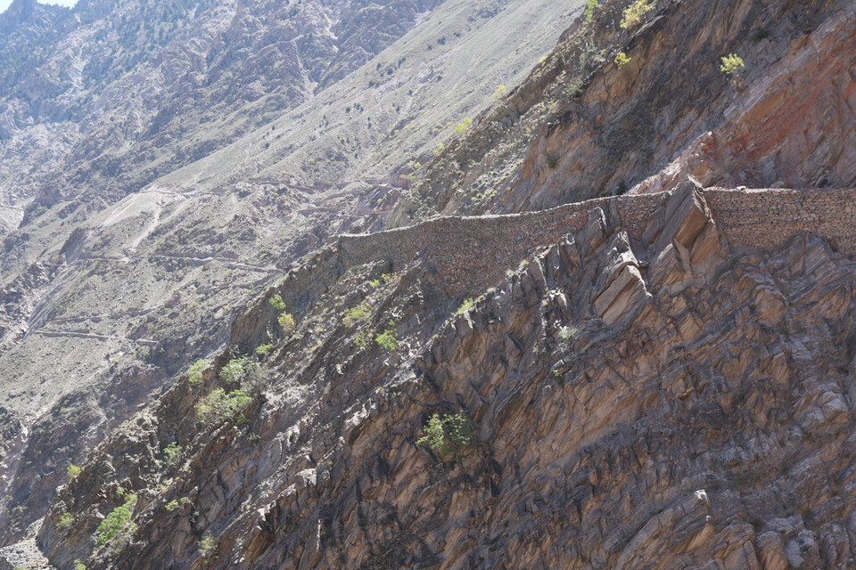 타토마을 사람들이 만든 천길 낭떠러지길. 이서원 제공