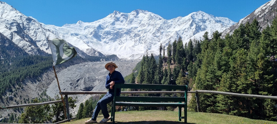 세계 9위로 높은 낭가파르바트 설산을 배경으로 기념사진을 찍은 필자. 이서원 제공