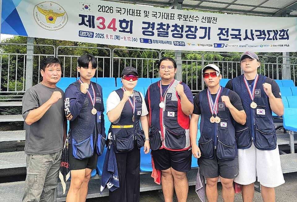 울산 북구청 사격팀이 지난 11일부터 17일까지 창원국제사격장에서 열린 제34회 경찰청장기 전국사격대회에서 은메달 1개, 동메달 2개를 획득했다. 왼쪽부터 이종석 감독, 박진영·안일지·김덕훈·박종하·김수영 선수. 울산 북구 제공