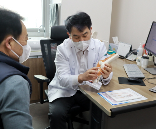 김영성 울들병원 정형외과 전문의가 환자를 진료하는 모습. 울들병원 제공