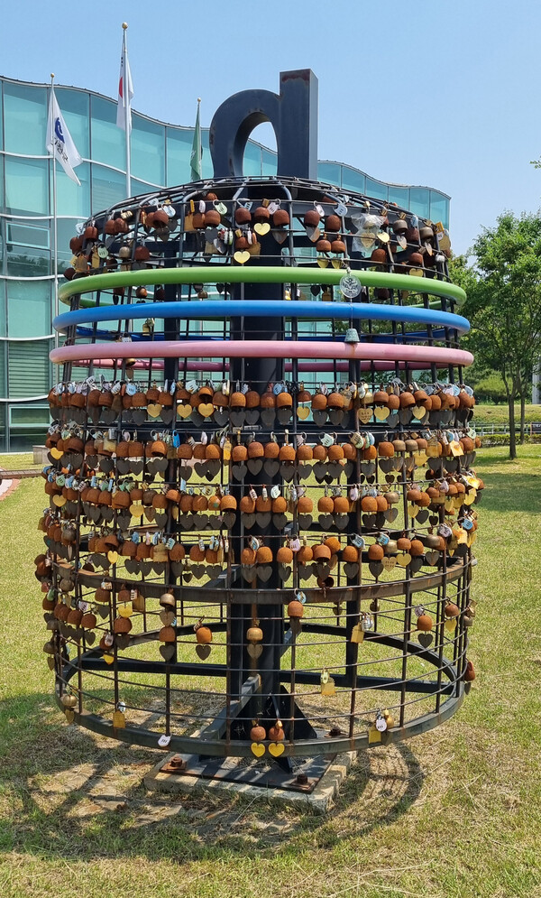 행운을 기원하는 종탑이 눈길을 끈다. 정은영 제공