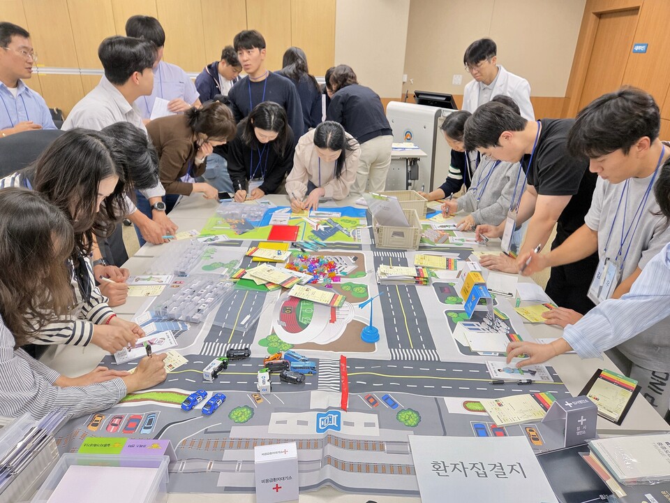 울산대학교병원이 지난 16일 권역응급의료센터 지하 1층 다목적룸에서 재난 및 다수사상자 발생 시 대응 역량 강화를 위한 '2025년 하반기 울산 Go! Re(ady)! 교육·훈련'을 실시한 가운데 도상훈련을 진행했다. 울산대병원 제공