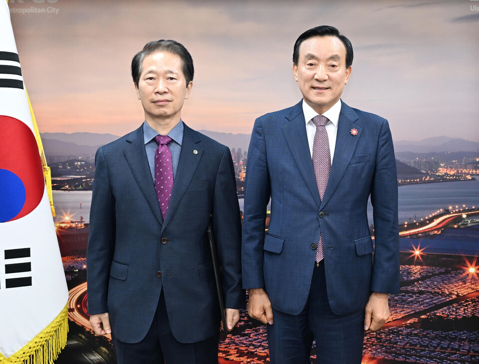 박천동 북구청장은 지난 17일 구청장실에서 임정식 북구시설관리공단 신임 이사장에게 임명장을 전달했다. 울산 북구 제공