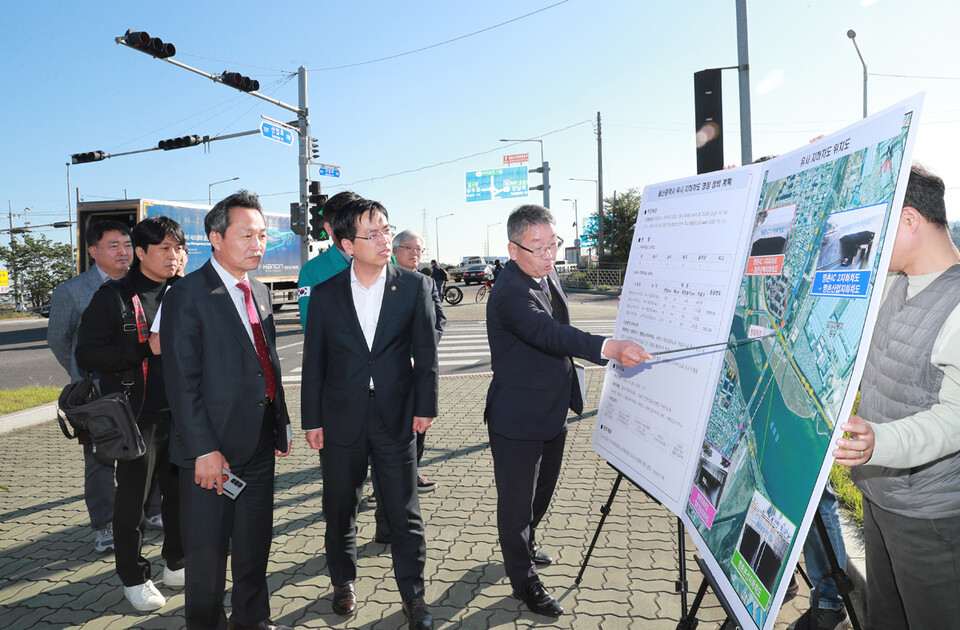 행정안전부 김민재 차관과 안승대 울산시 행정부시장이 28일 울산 북구 명촌본선지하차도 일대를 방문해 유사·중복 지하차도 명칭 정비를 위해 현장을 점검하고 있다. 울산시 제공