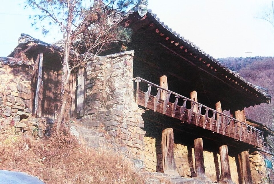 백련구곡 중 5곡에 있었던 백련서사(백련정)의 1990년대 모습(울주군 두동면 방리). 김잠출 제공<br>