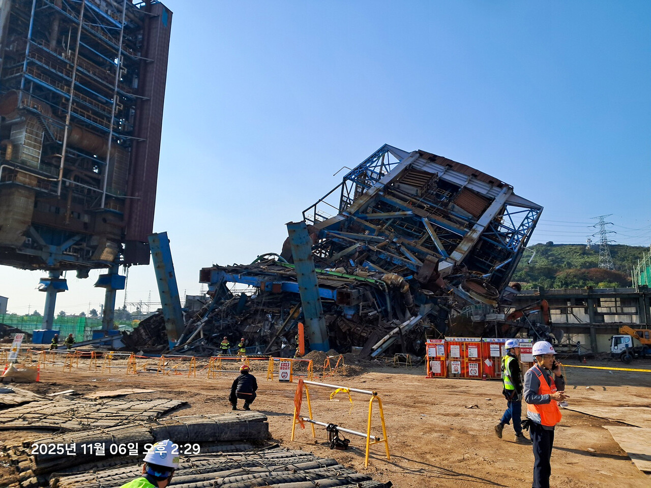 6일 오후 2시 6분 울산시 남구 남화동 한국동서발전 울산화력발전소에서 구조물 붕괴사고가 발생해 근로자 7명이 매몰됐다. 김경민기자 uskkm@ulsanpress.net 울산소방본부 사진 제공