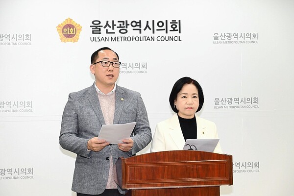 울산시의회 더불어민주당 손근호 손명희 의원은 6일 시의회 프레스센터에서 기자회견을 열고 정부의 분산에너지 특구 지정 울산 보류 결정에 대해 울산시의 신재생 에너지 정책 전환을 촉구했다. 울산시의회 제공